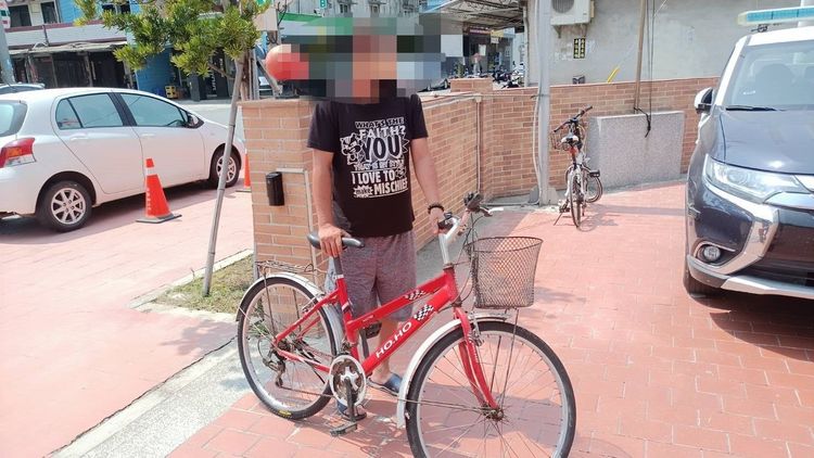 劉姓慣竊是警局常客，承辦員警對他穿著印象深刻。民眾提供