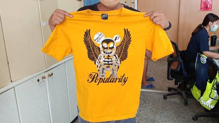 劉姓慣竊偷車時身穿大黃色顯眼T恤，遭眼尖警一眼認出。民眾提供