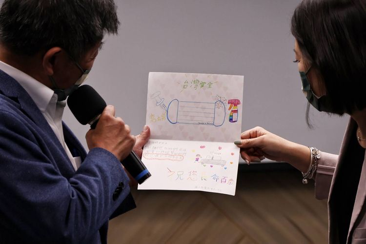 陳時中（左起）和吳思瑤一起看著卡片內容。葉志明攝