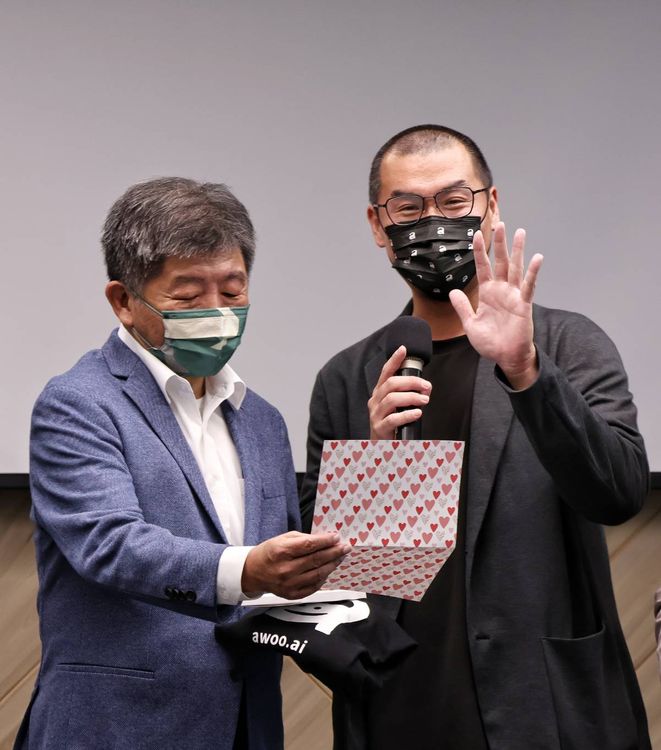 林思吾（右）將女兒畫的卡片送給陳時中（左）。葉志明攝