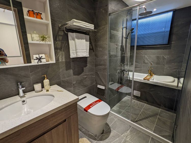 衛浴乾溼分離，配有超級智慧馬桶，滿足了首購年輕人到置產的所有客群。王鈞生攝