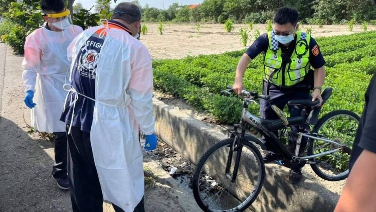員警幫忙將腳踏車抬出路旁。民眾提供