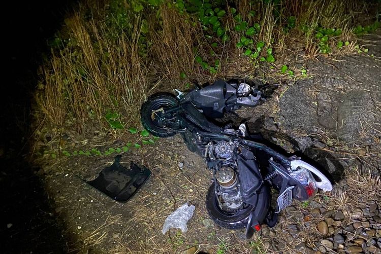 機車遭撞毀。讀者提供