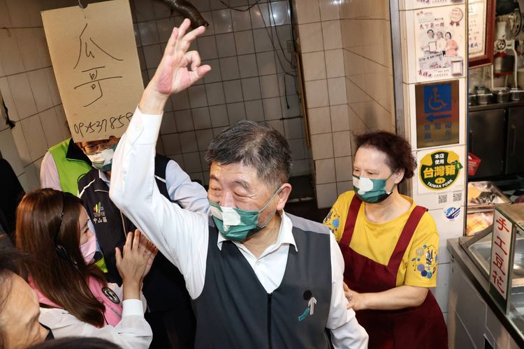 陳時中認為，沒下雨穿雨鞋反而才會被說是作秀。葉志明攝