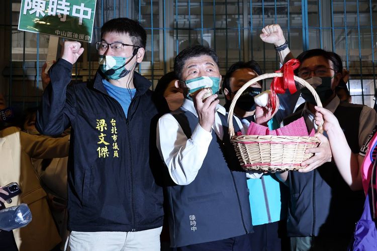 陳時中強調，不管穿什麼鞋，都會「撩落去」。葉志明攝