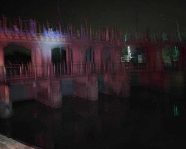 搜救人員在水閘門處尋獲男童遺體。民眾提供