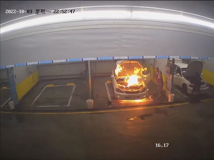 男子在洗車場改裝愛車，造成車輛爆炸起火。翻攝自記者爆料網