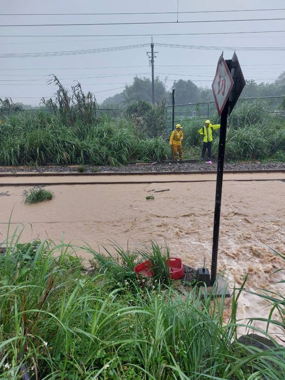 宜蘭龜山=大里間因西正線因水淹過軌面，故西正線封鎖，以東正線雙向通車。讀者提供
