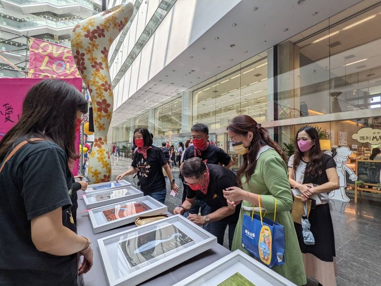  另一方面，陳武華提到，行動菩薩助學協會從最開始的47名發起，到今年邁入20年，成長近8000名會員，助發出的助學助養金及發願成才培育計畫之費用合計約1.4億元，大家有錢出錢、有力出力。王鈞生攝