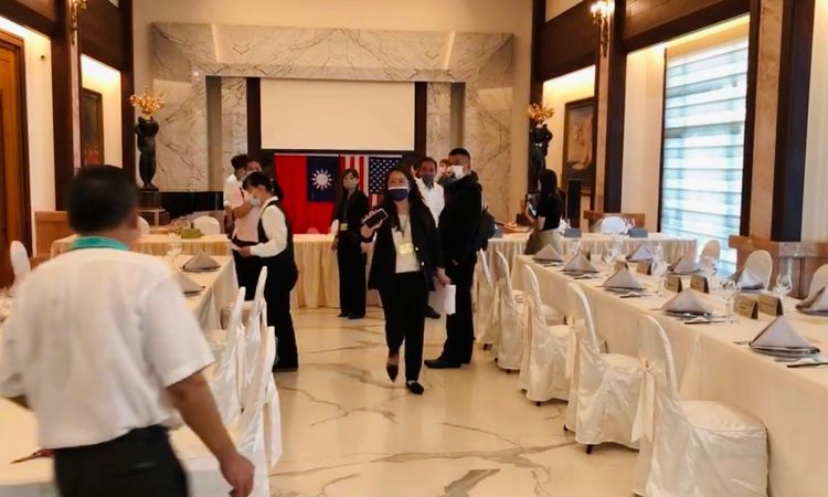 與會嘉賓則分坐另二排。王志弘攝