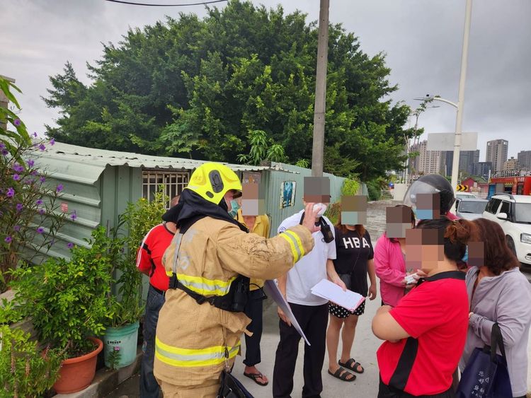 消防人員在周邊住家進行災後防火宣導。讀者提供