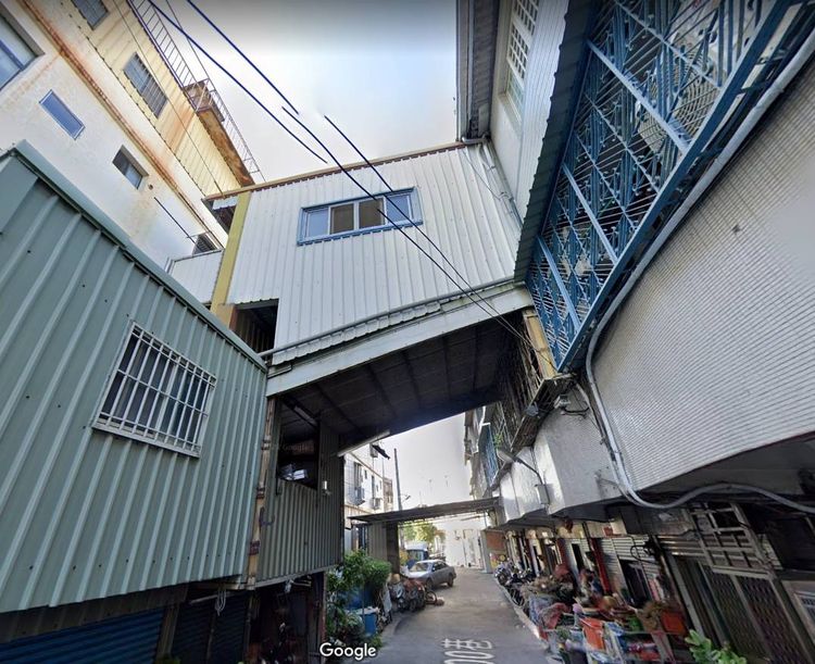 員林市市區某巷弄內，日前還有陳姓讀者提供照片，指稱民宅直接橫跨公有道路，搭起空中步道。翻攝畫面