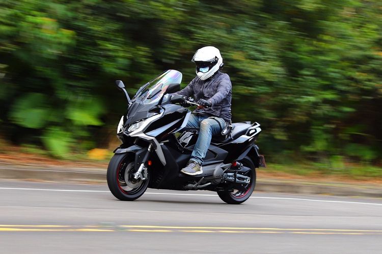 雖然油門反應不若過去激進好動，但全力奔馳中高轉速仍舊熱血激昂，整體來說性格反而更均衡多面。林浩昇攝