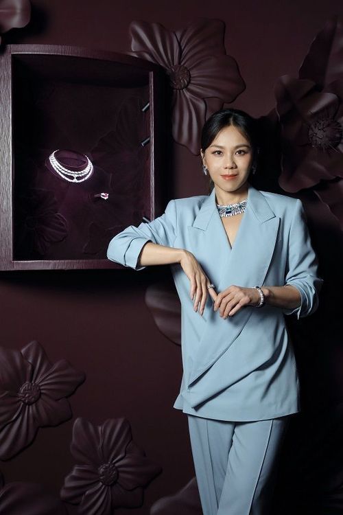 蔡健雅脖子上鑲嵌18.08克拉錫蘭藍寶的Liberty項鍊，是此次展出中她最為喜愛的作品。品牌提供