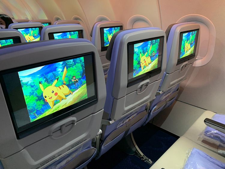 座位前螢幕都有皮卡丘動畫陪你度過機上時光。胡順惠攝