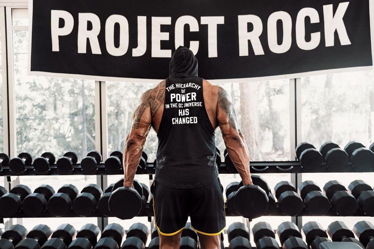 《黑亞當》的電影標語躍上UA Project Rock黑亞當系列服飾。品牌提供