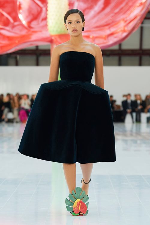 加拿大女星Taylor Russell為LOEWE大秀開場。品牌提供