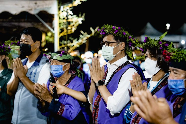 耆老帶領貴賓祭拜守護神太祖。文化局提供