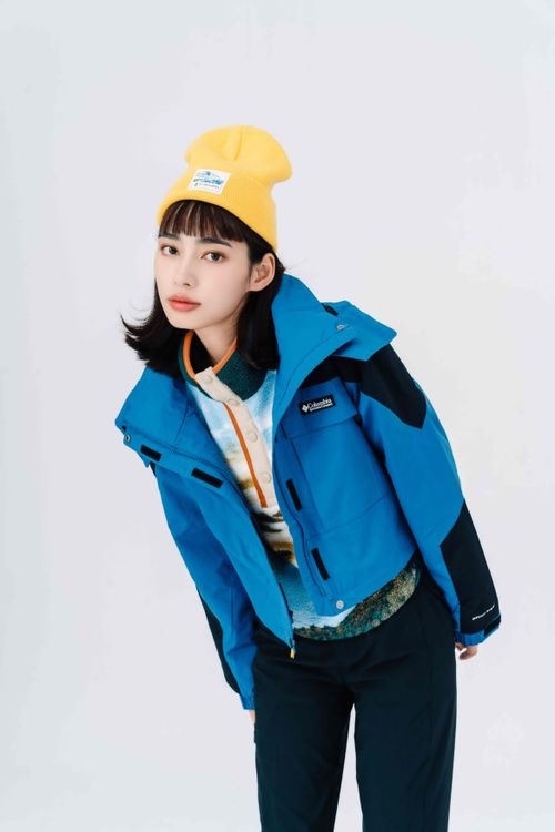 女款Ballistic Ridge防水兩件式外套，以短版搭配時另有種俏麗感。品牌提供