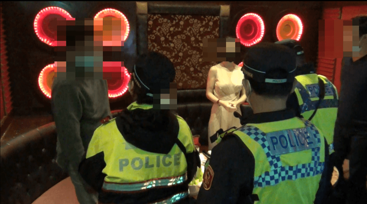 金錢豹小姐乖乖配合警察臨檢。讀者提供