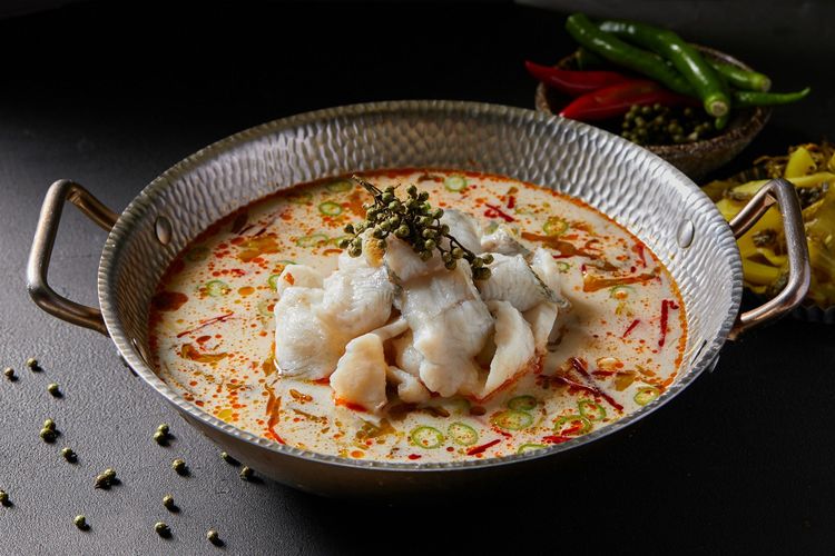 撈王全新川菜系湯底「藤椒酸菜魚」使用超過一斤的高蛋白質的金目鱸魚片成魚片，與藤椒、酸菜熬煮鮮美湯頭。業者提供