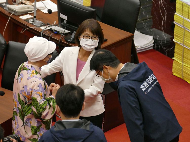 陳其邁90度鞠躬，代表市府對許議員表達敬意。議會提供