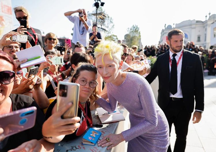 「白女巫」蒂達史雲頓（著紫衣者）是紅毯上的常勝軍，也是莉莉柯林斯心中的時尚偶像。翻攝labiennale IG