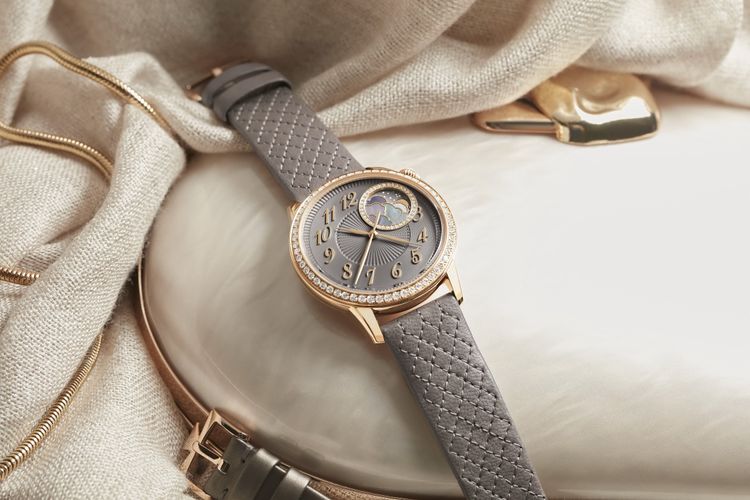 Egerie伊靈18K 5N粉紅金月相女錶，錶徑37mm，112萬元。品牌提供