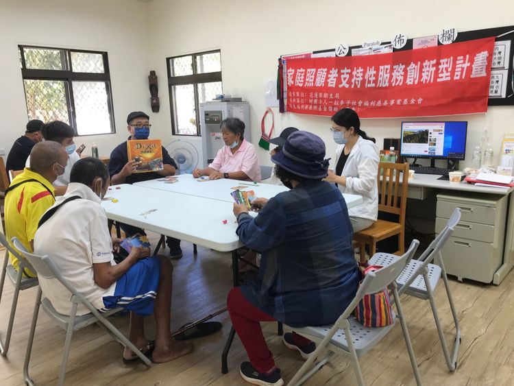 長照關懷機構讓家庭照顧者不再孤軍奮戰。縣府提供