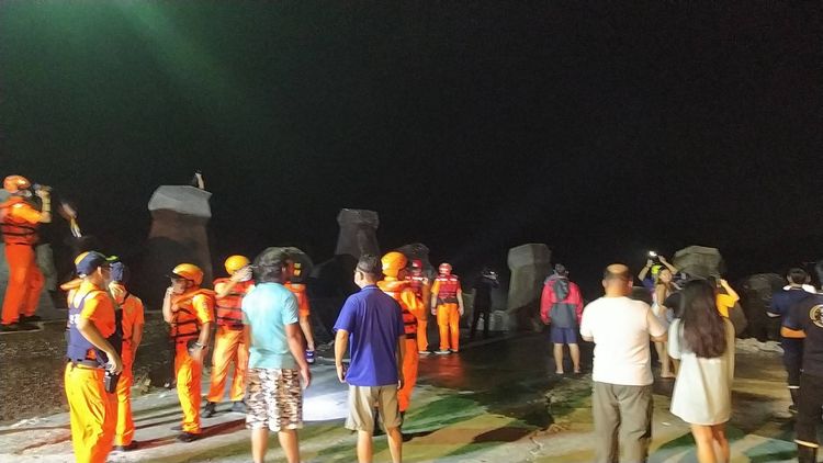 基翬漁港晚間滿是救援人力。台東縣消防局提供