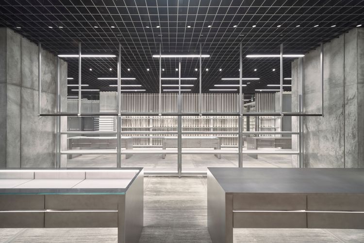 BALENCIAGA新店內裝仿舊的「斷垣殘壁」和裸露的建築管線，營造出體現時間流逝的末世感。品牌提供