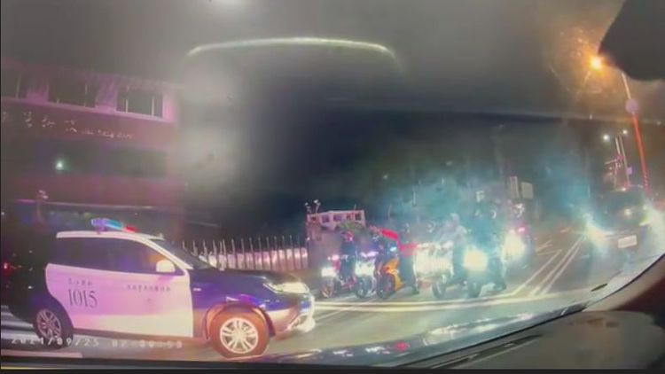 警方本周國慶連假3天共告發交通違規計10件。翻攝畫面