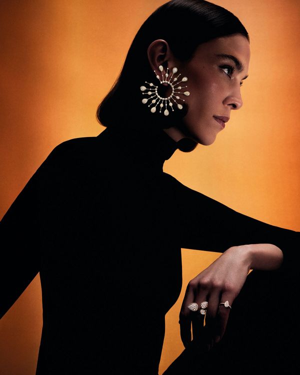 身為BOUCHERON品牌大使的英國型女Alexa Chung，在最新「Bright Anyway」形象廣告中，也佩戴了和小S同款的Serpent Bohème Solarité耳環。品牌提供