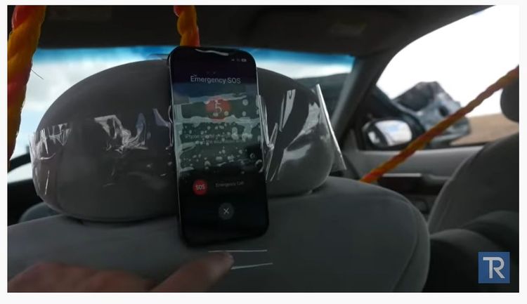 實測iPhone 14車禍偵測，衝撞後倒數計時啟動！自撥救難電話通知地點座標。翻攝YouTube頻道「TechRax」