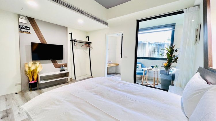 花蓮「重飛 Go Around 民宿&餐廳」房間內部裝潢是採俐落簡約的流線設計。Booking.com提供