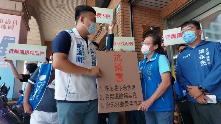 市黨部人員接下抗議書。凃建豐攝