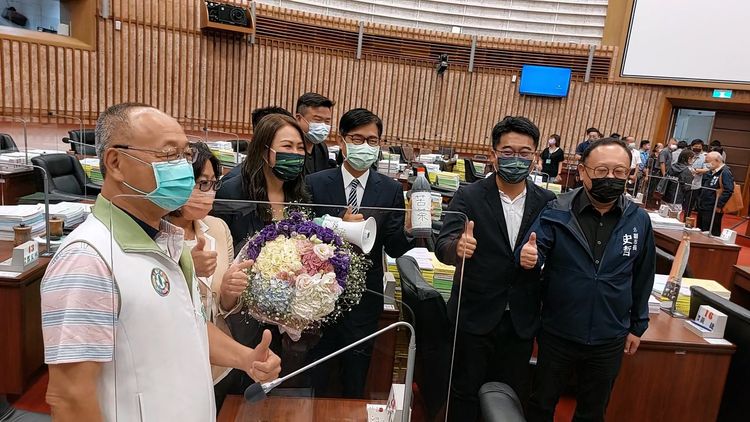 陳其邁與多位議員與高閔琳合影留念。凃建豐攝