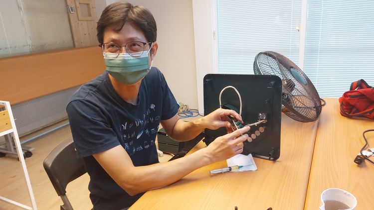 黃武就檢測電扇，發現是開關有異物卡住。凃建豐攝