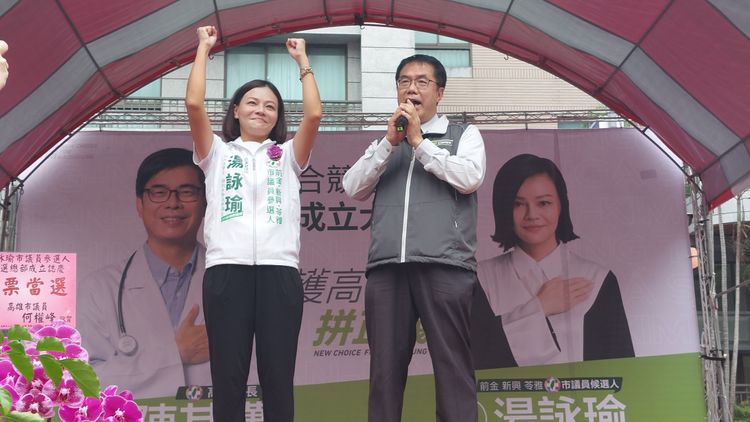 台南市長黃偉哲帶來台南下營(會贏)的醬油，表示湯詠瑜「黑矸仔裝豆油」，拜託鄉親牽成台大學妹。凃建豐攝