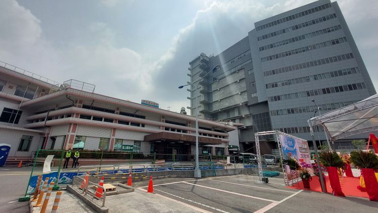 鳳山醫院一期大樓（右）已改建完成。凃建豐攝