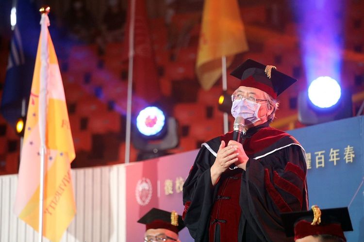 輔大校長江漢聲主持開學典禮，他期許學生要快樂正向地在輔大學習與生活。校方提供