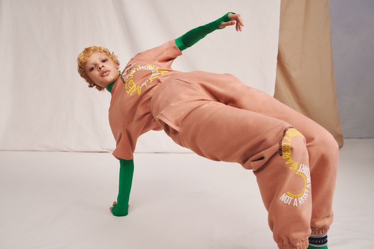 adidas by Stella McCartney首度推出中性款服飾，寬鬆剪裁搭配低飽和色彩，搶占男、女運動客層。品牌提供