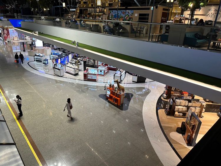 旅客量嚴重下滑，機場免稅店的消費人潮空蕩蕩。翻攝畫面