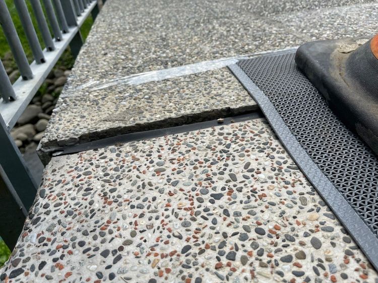 受日前強震影響，新竹縣竹北市興隆國小前方東興圳橋面地面隆起，造成3公分的高低差。鄭朝方團隊提供