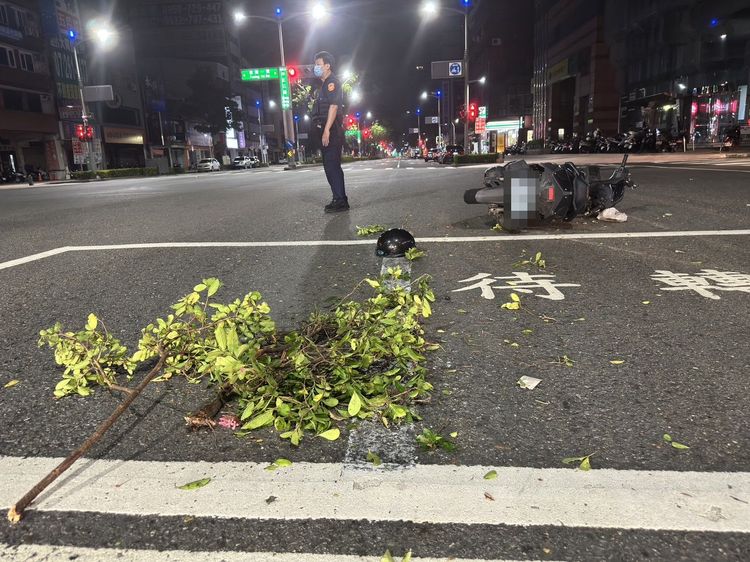 葉男的機車撞上撞上路旁標誌桿，連路樹也被削去一大塊。讀者提供