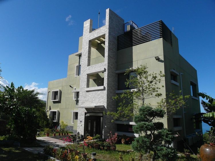 「錦水山海莊民宿」民宿墨綠色的外觀彷彿融入群山之中，使旅人得以沉浸於花蓮的青山秀水。Booking.com提供