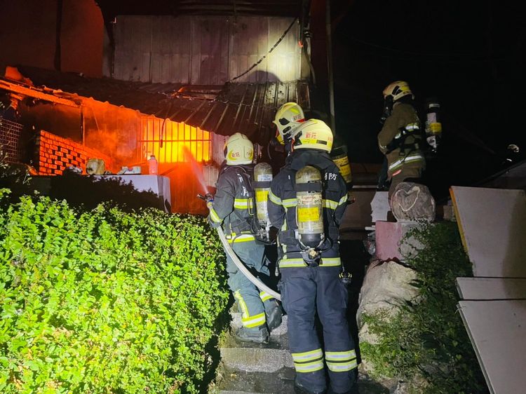 消防員出水搶救，幸無人傷亡。讀者提供