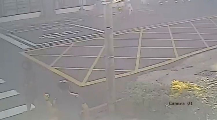 警員在派出所前攔下吳女(左下)帶回法辦。讀者提供