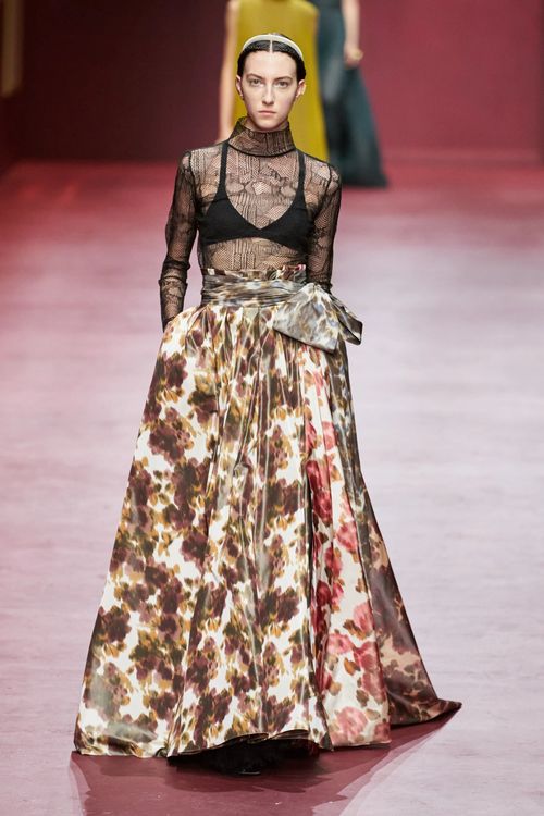 3人共同相中的這套DIOR秋冬造型，由黑色蕾絲上衣和腰間飾有綁帶的印花長裙所組成。翻攝《VOGUE RUNWAY》網站