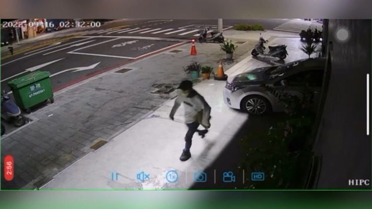 撞破電捲門及玻璃後，肇事駕駛下車逃逸。讀者提供